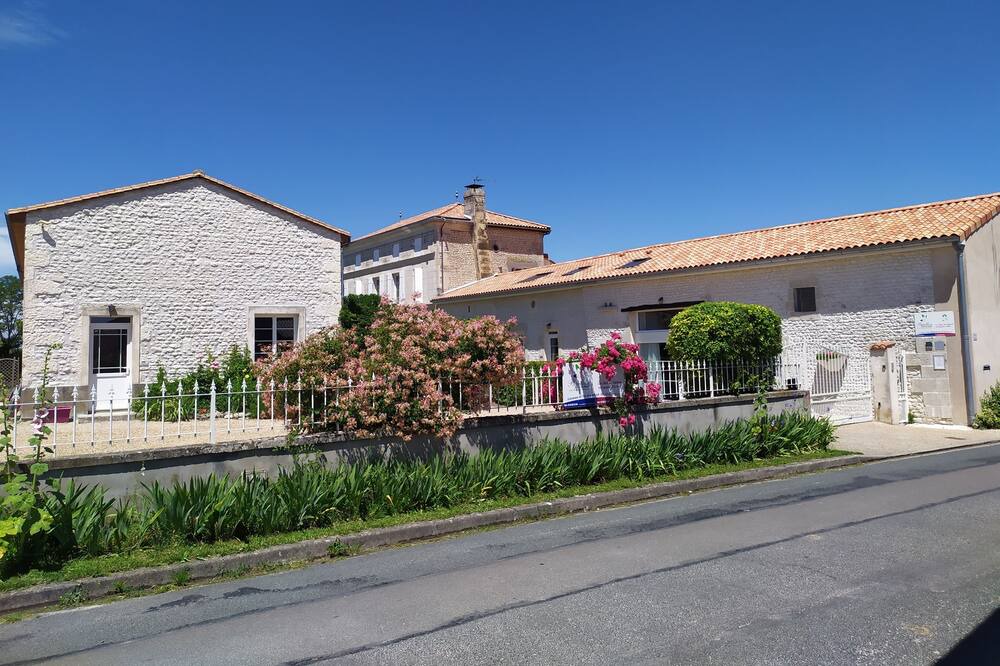 Photo of Outdoor in Saint-Seurin-de-Palenne