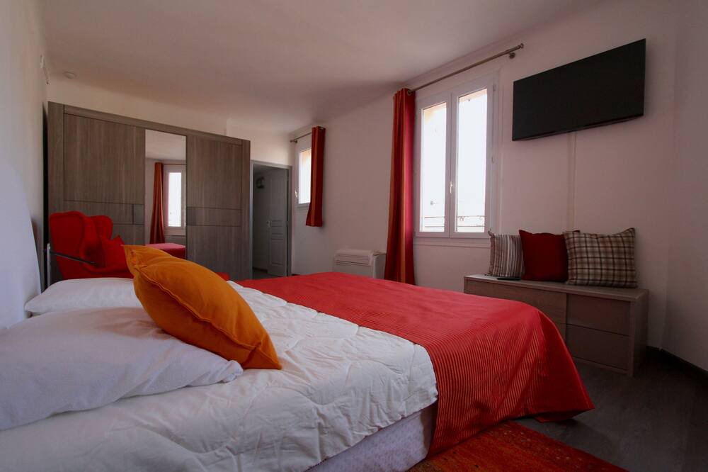 Photo of Bedroom in Saint-Tropez City Centre