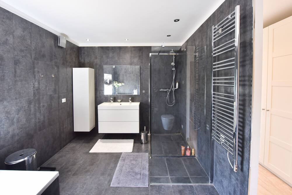 Photo of Bathroom in Biot