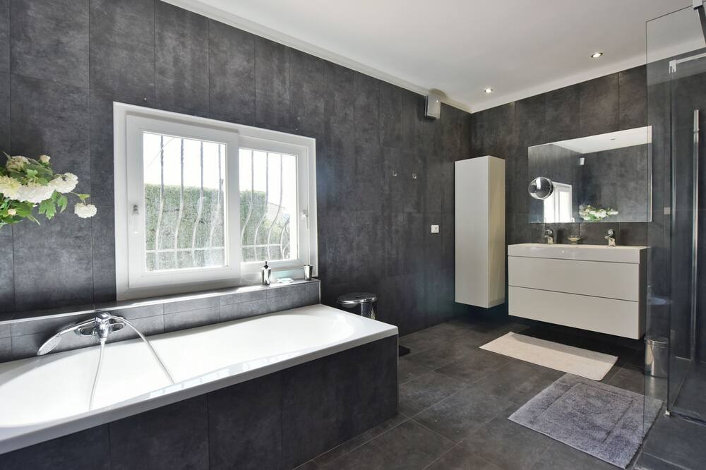 Photo of Bathroom in Biot