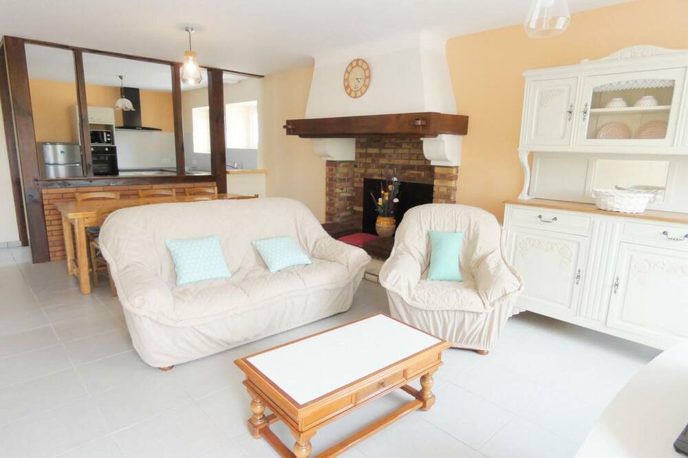 Photo of Livingroom in Angoume