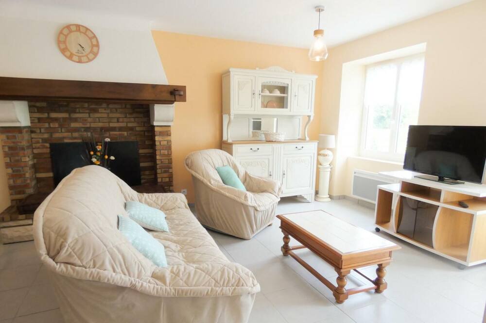Photo of Livingroom in Angoume