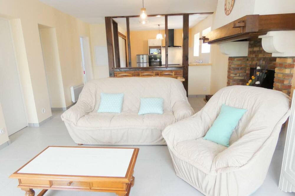 Photo of Livingroom in Angoume