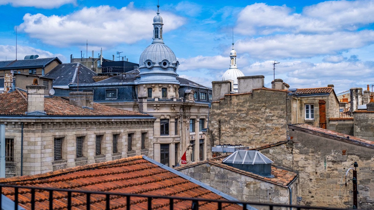 Photo of Buildings in Hotel de Ville - Quinconces