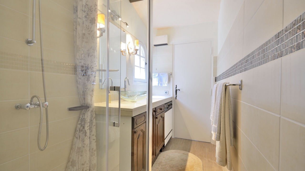 Photo of Bathroom in Opio