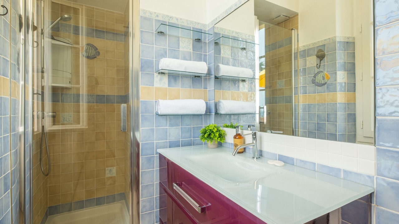 Photo of Bathroom in California - Pezou