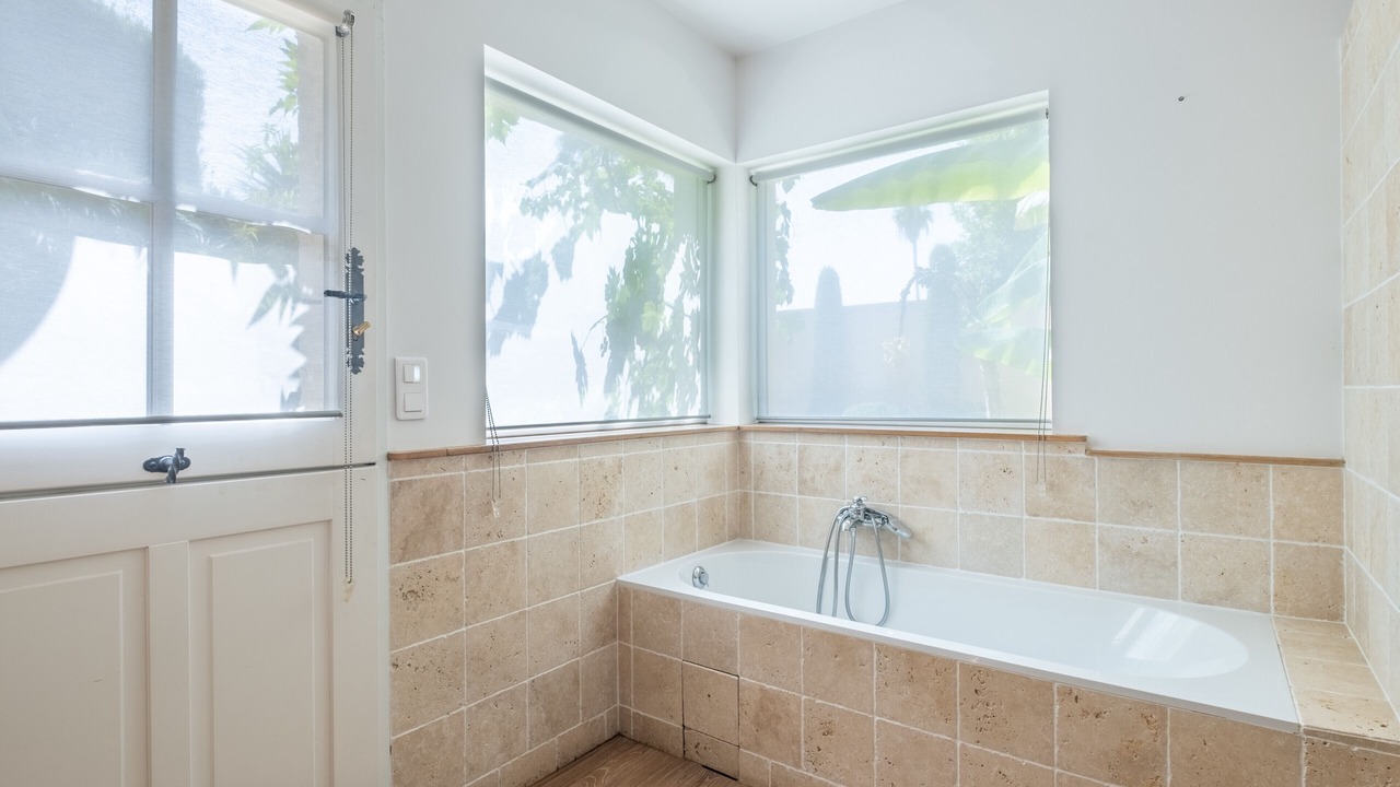 Photo of Bathroom in California - Pezou