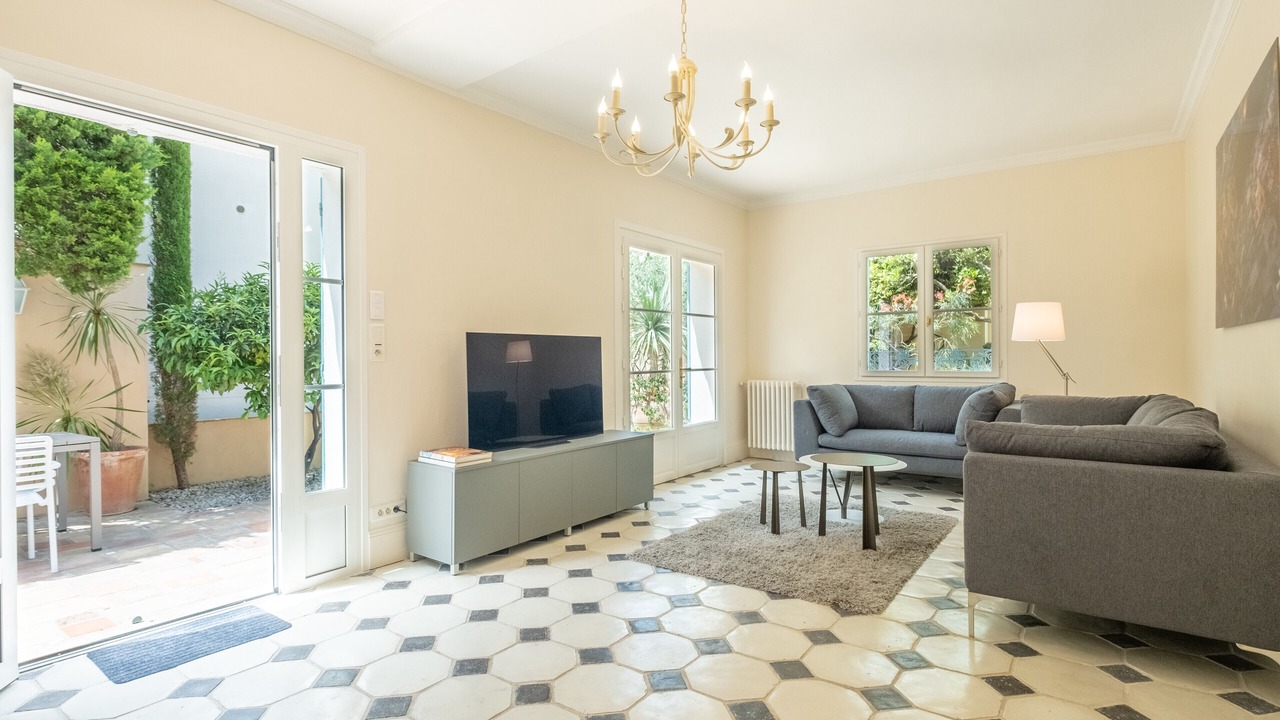 Photo of Livingroom in California - Pezou