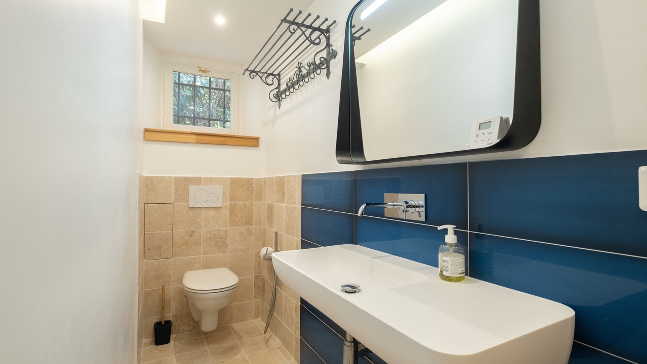 Photo of Bathroom in California - Pezou