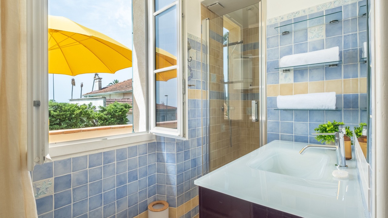 Photo of Bathroom in California - Pezou