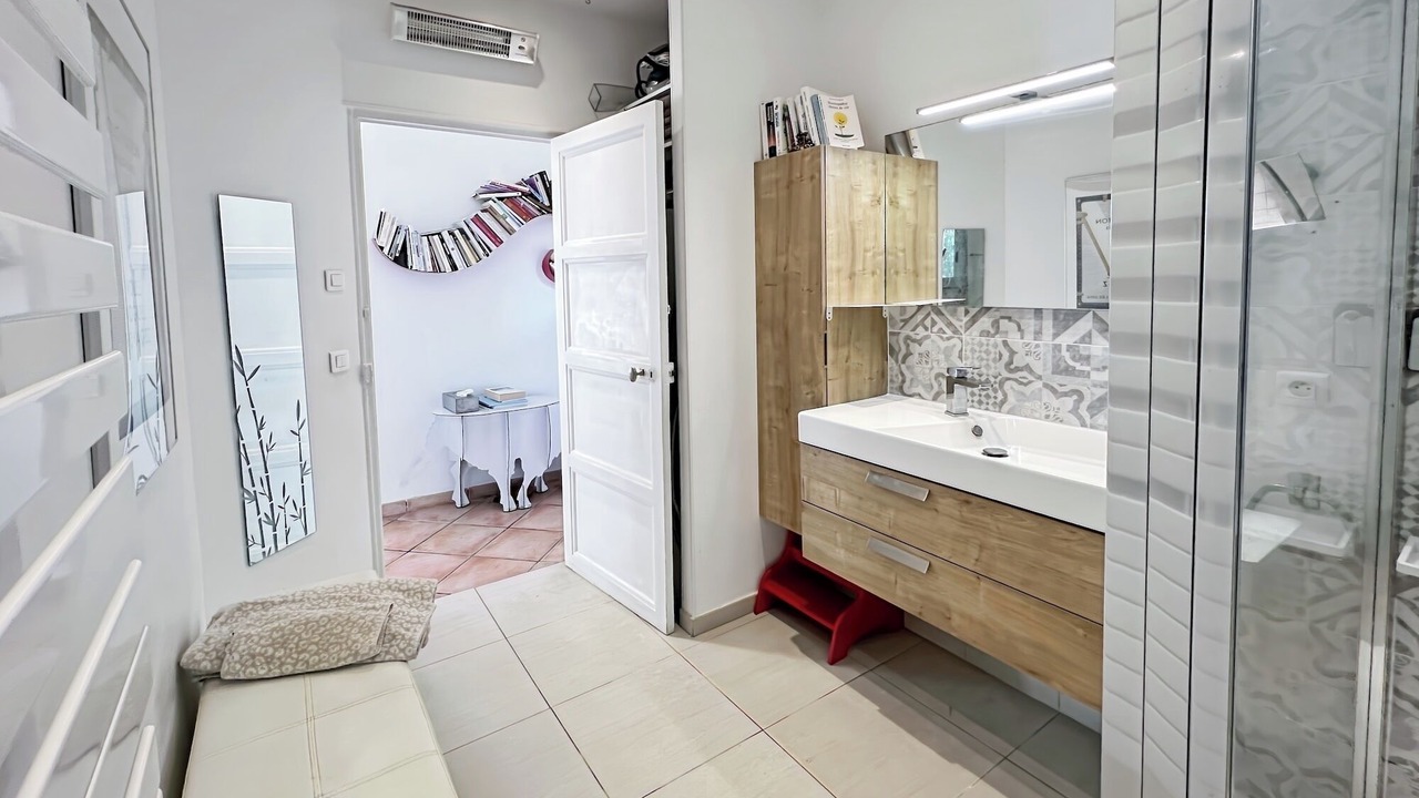 Photo of Bathroom in Hyeres City Centre