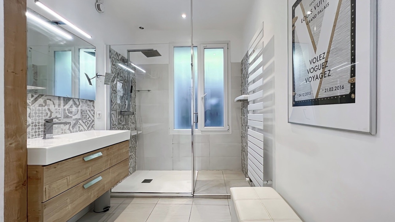 Photo of Bathroom in Hyeres City Centre