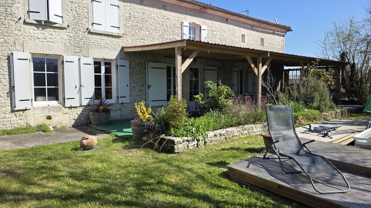 Photo of Patio Balcony in Criteuil-la-Magdeleine