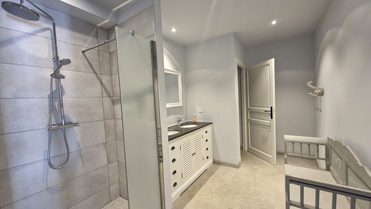 Photo of Bathroom in Cours-de-Monsegur