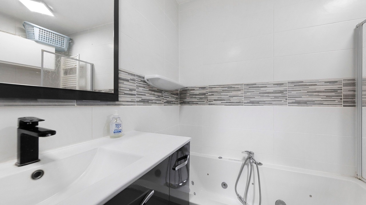 Photo of Bathroom in Lanton