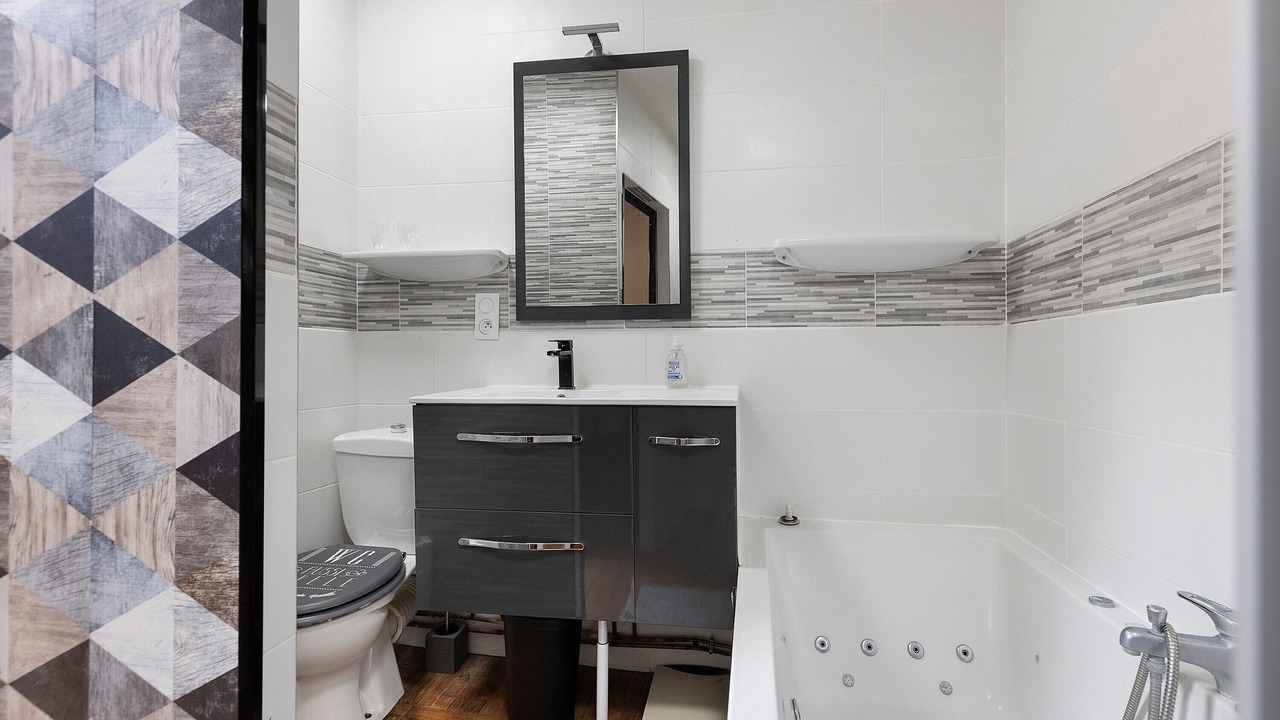Photo of Bathroom in Lanton