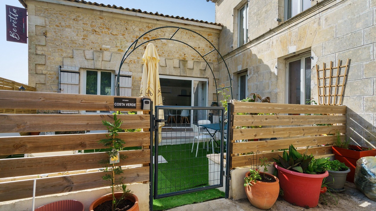 Photo of Patio Balcony in Saint-Genis-de-Saintonge