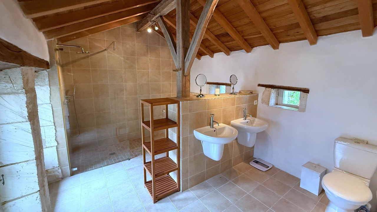 Photo of Bathroom in Bourg-des-Maisons