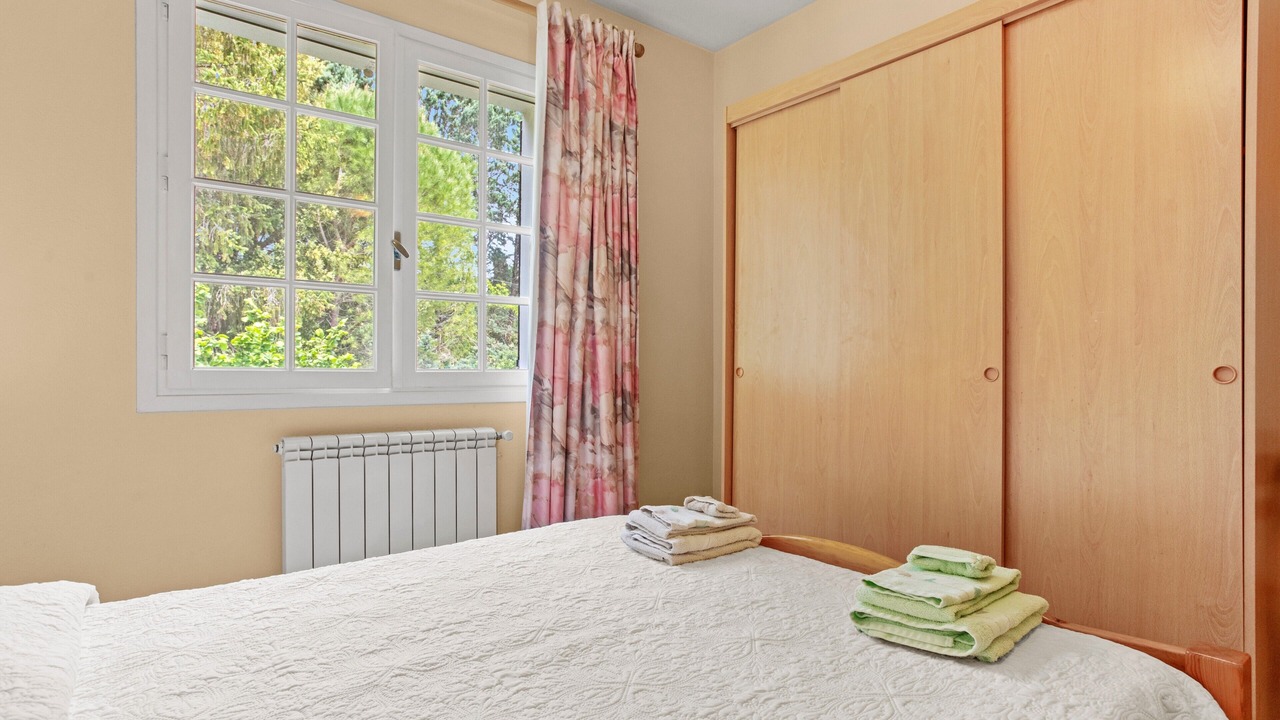 Photo of Bedroom in Meounes-les-Montrieux