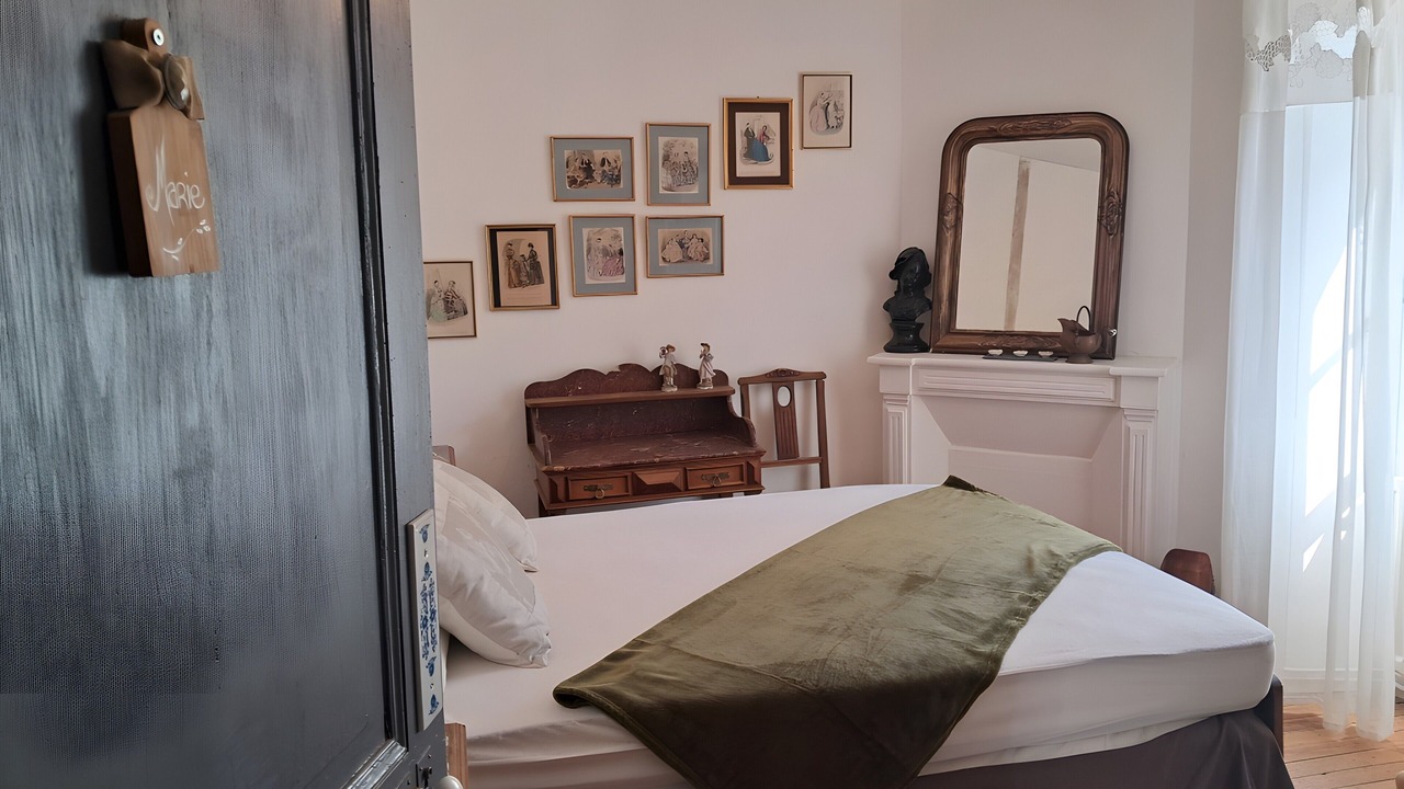 Photo of Bedroom in Folles