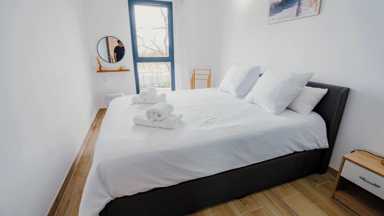 Photo of Bedroom in Puget-Ville