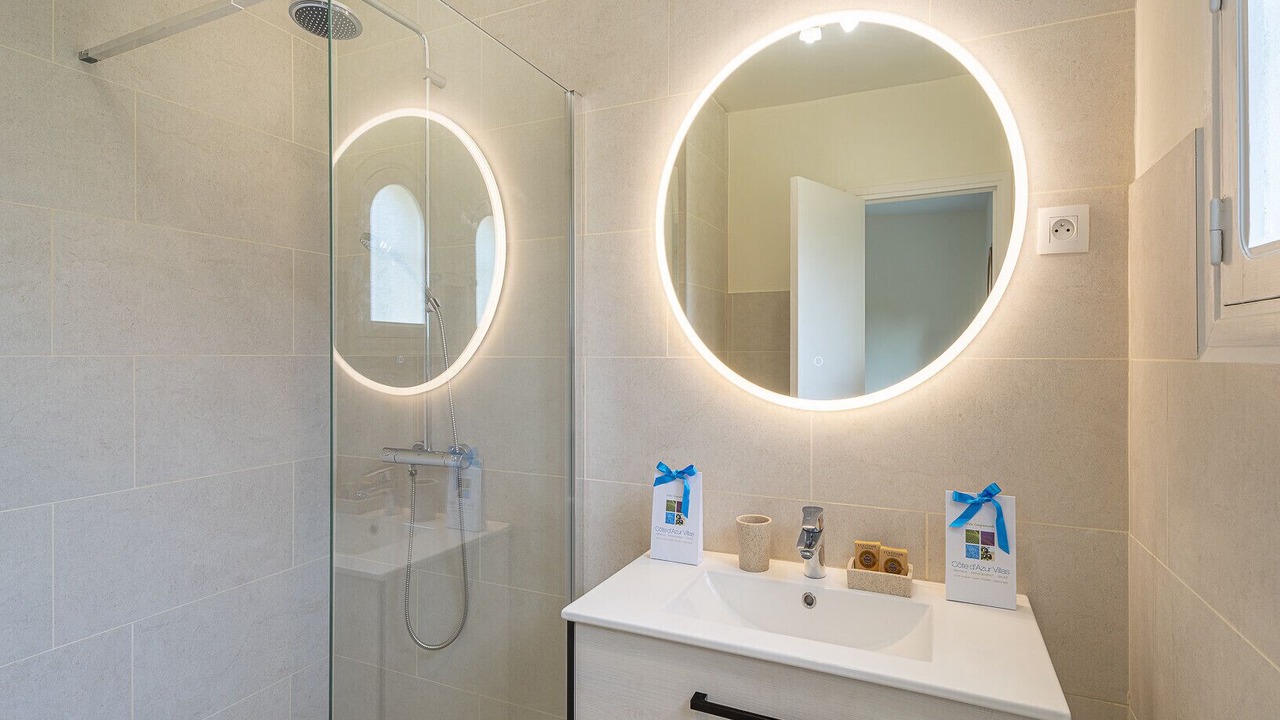 Photo of Bathroom in Biot