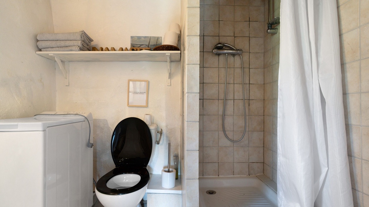 Photo of Bathroom in Cercles