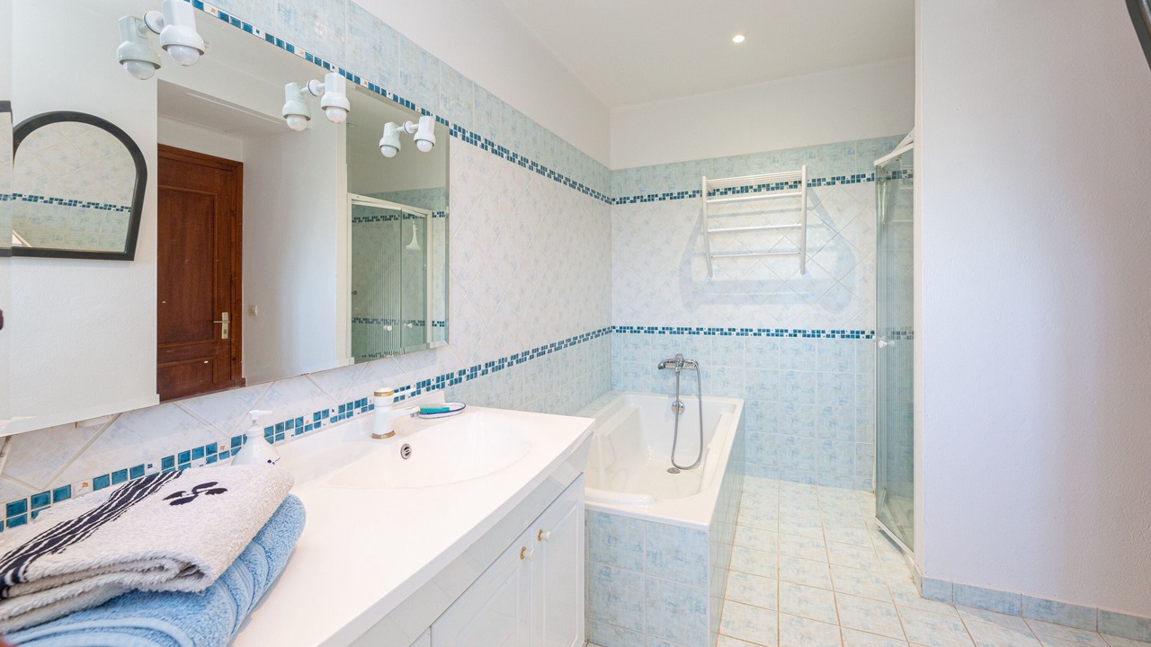 Photo of Bathroom in Amorots-Succos
