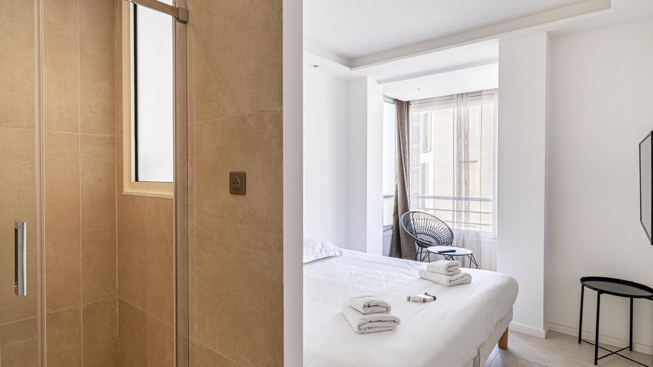 Photo of Bedroom in Cannes City Centre