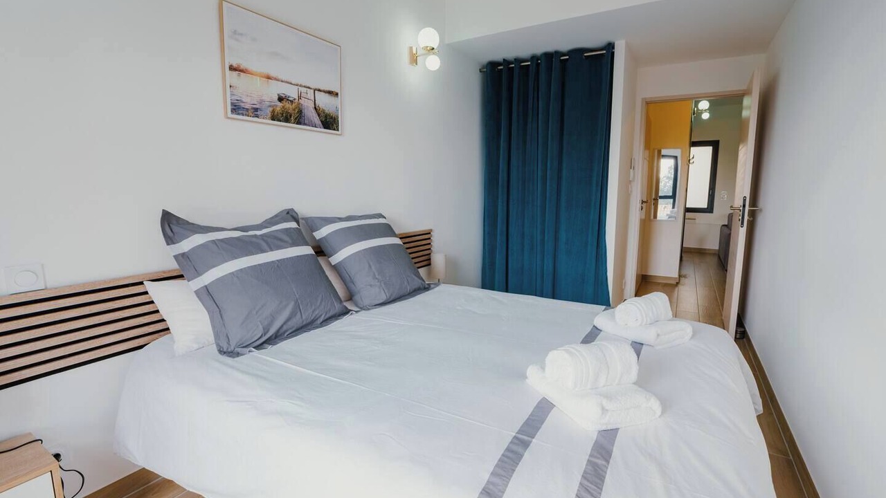 Photo of Bedroom in Puget-Ville