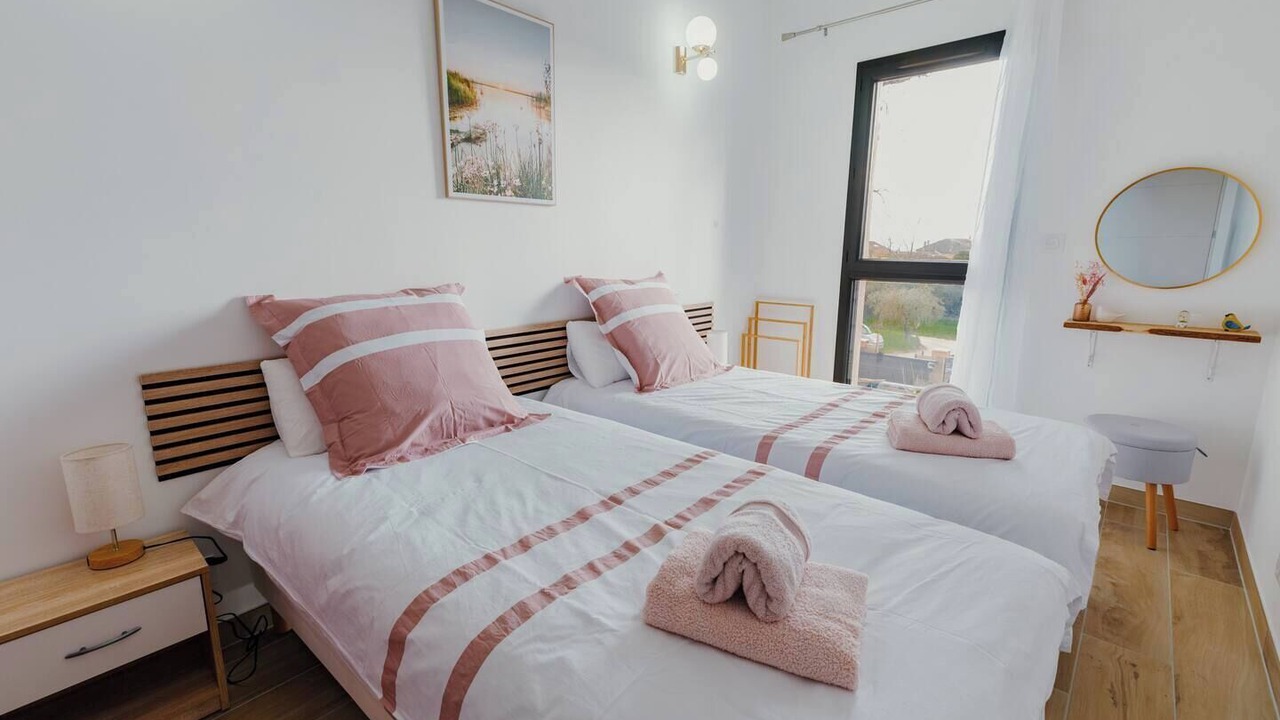 Photo of Bedroom in Puget-Ville
