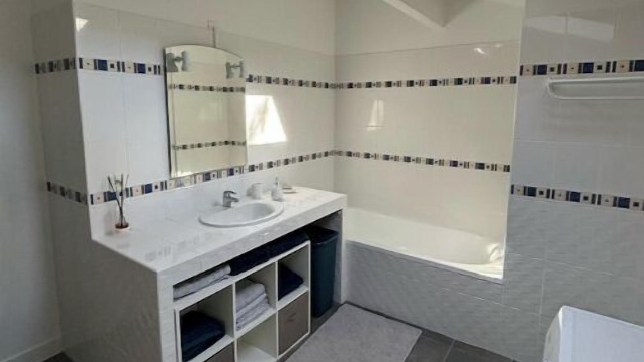 Photo of Bathroom in Lanton