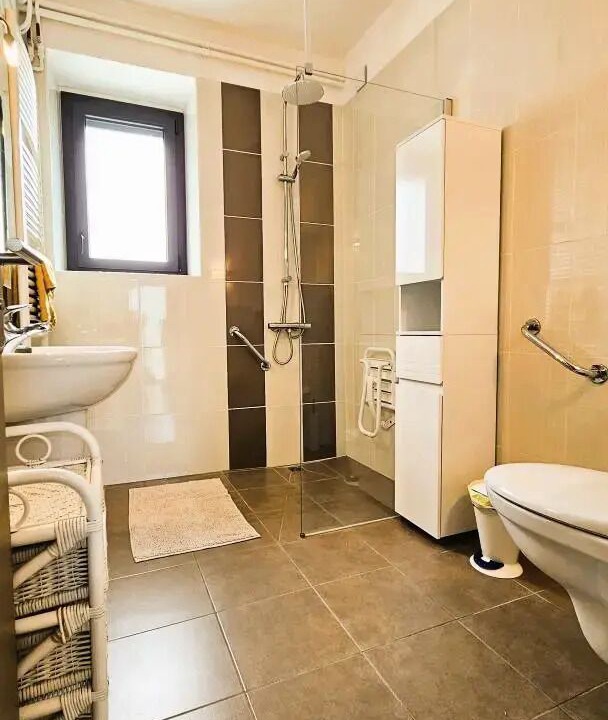 Photo of Bathroom in Salon-la-Tour