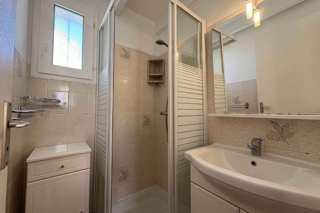 Photo of Bathroom in Domino