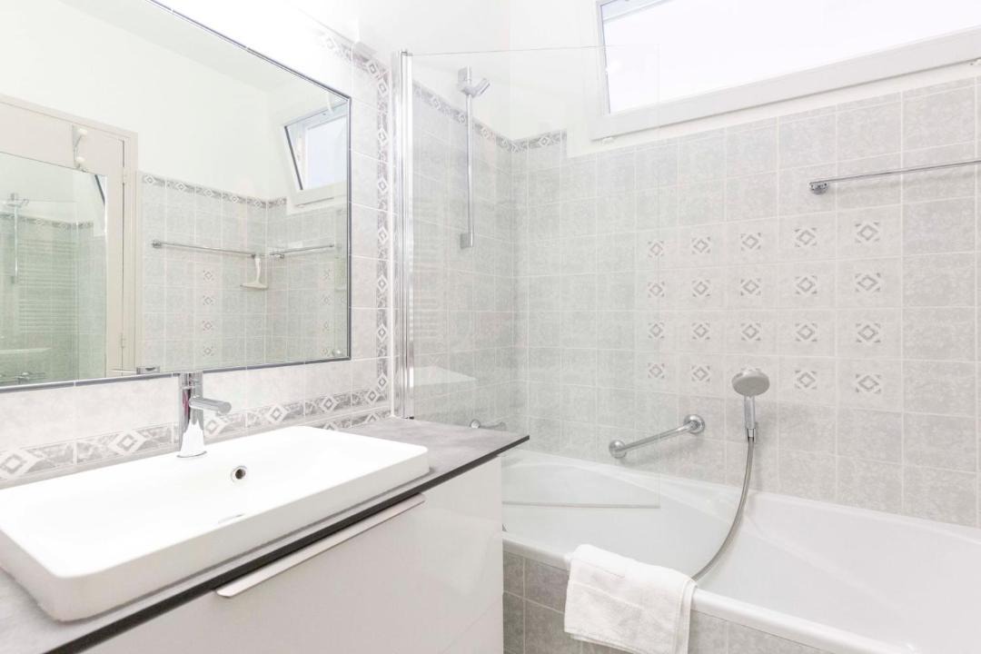 Photo of Bathroom in California - Pezou