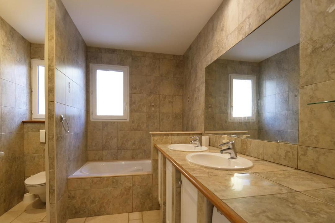 Photo of Bathroom in Neoules