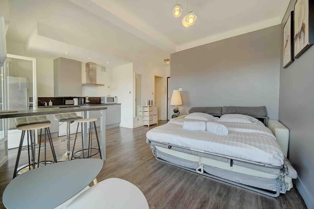 Photo of Bedroom in Prado - Republique