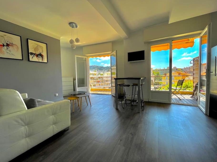 Photo of Livingroom in Prado - Republique
