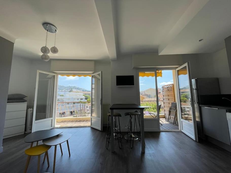 Photo of Livingroom in Prado - Republique