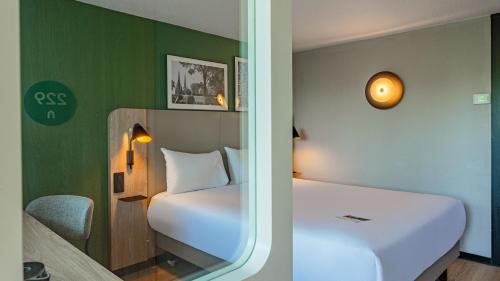 Standard Queen Room with One Queen Bed