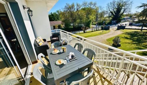 Three-Bedroom Apartment with Balcony