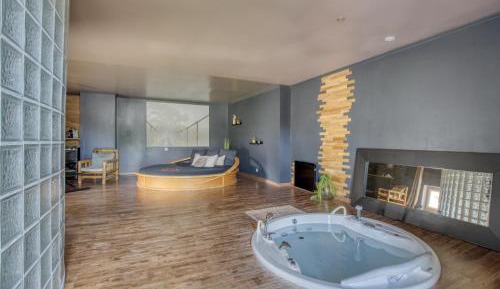 Queen Room with Spa Bath