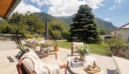Deluxe Two-Bedroom Apartment with Garden View