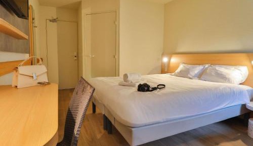 Family Room with Double Bed and Sofa 
