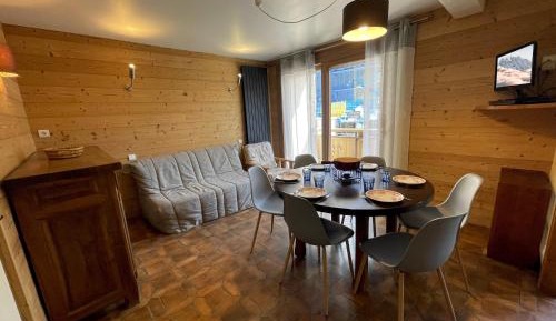 Apartment with Mountain View