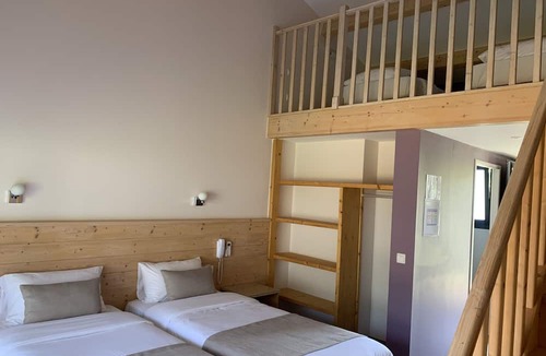 Breuillet Hotel | L'Hacienda Villa Verdé