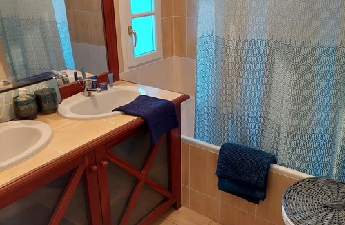 Coex House | Holiday Home 'Maison Vines' with Shared Terrace, Private Garden and Wi-Fi