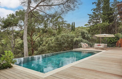 La Croix-Valmer Villa | La Villa Playa Madrague, Là où la Méditerranée se dévoile entre les pins.