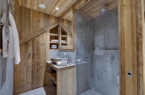 Val-d'Isere Apartment | Superbe duplex 68m² avec cheminée, 2 chambres, parking intérieur, et services inclus à Val d'Isère - FR-1-567-46