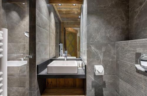 Val-d'Isere Apartment | Appartement Centre Val d'Isère - Sauna, Parking, WiFi - FR-1-567-26